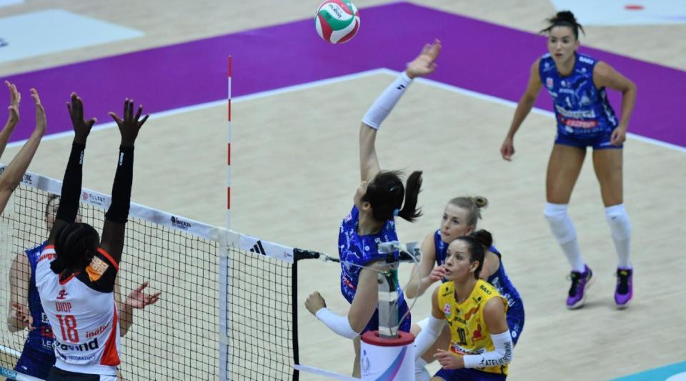 内利亚诺坐 内利亚诺坐